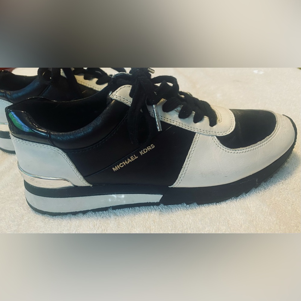 Almost Brand New Women’s Fine Leather Sneakers By MICHAEL KORS - box 4 - Picture 2 of 8